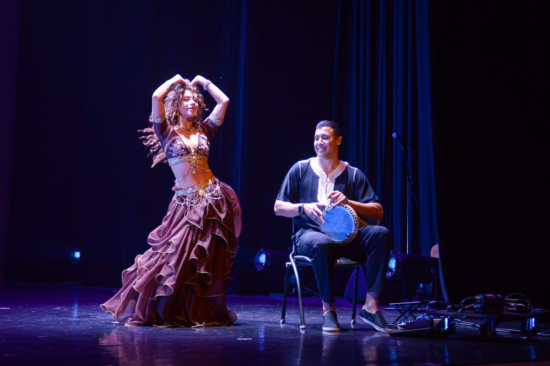 Solo de danse orientale accompagné en direct par un percussionniste