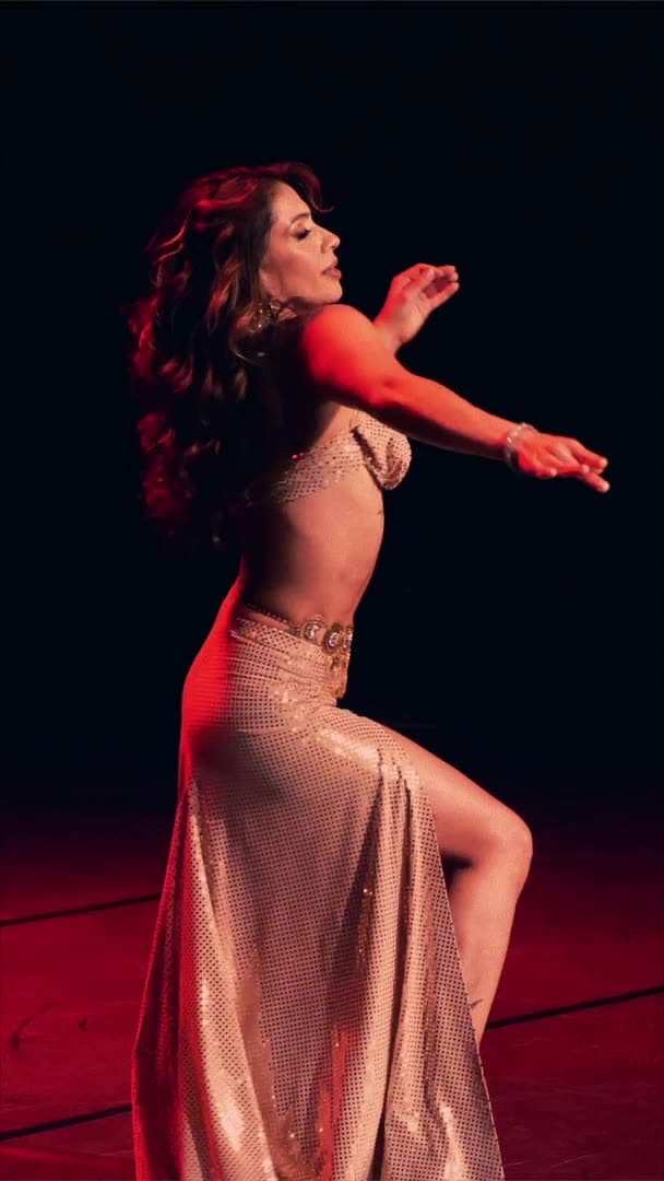 Pili Rubi en solo de danse orientale sur scène